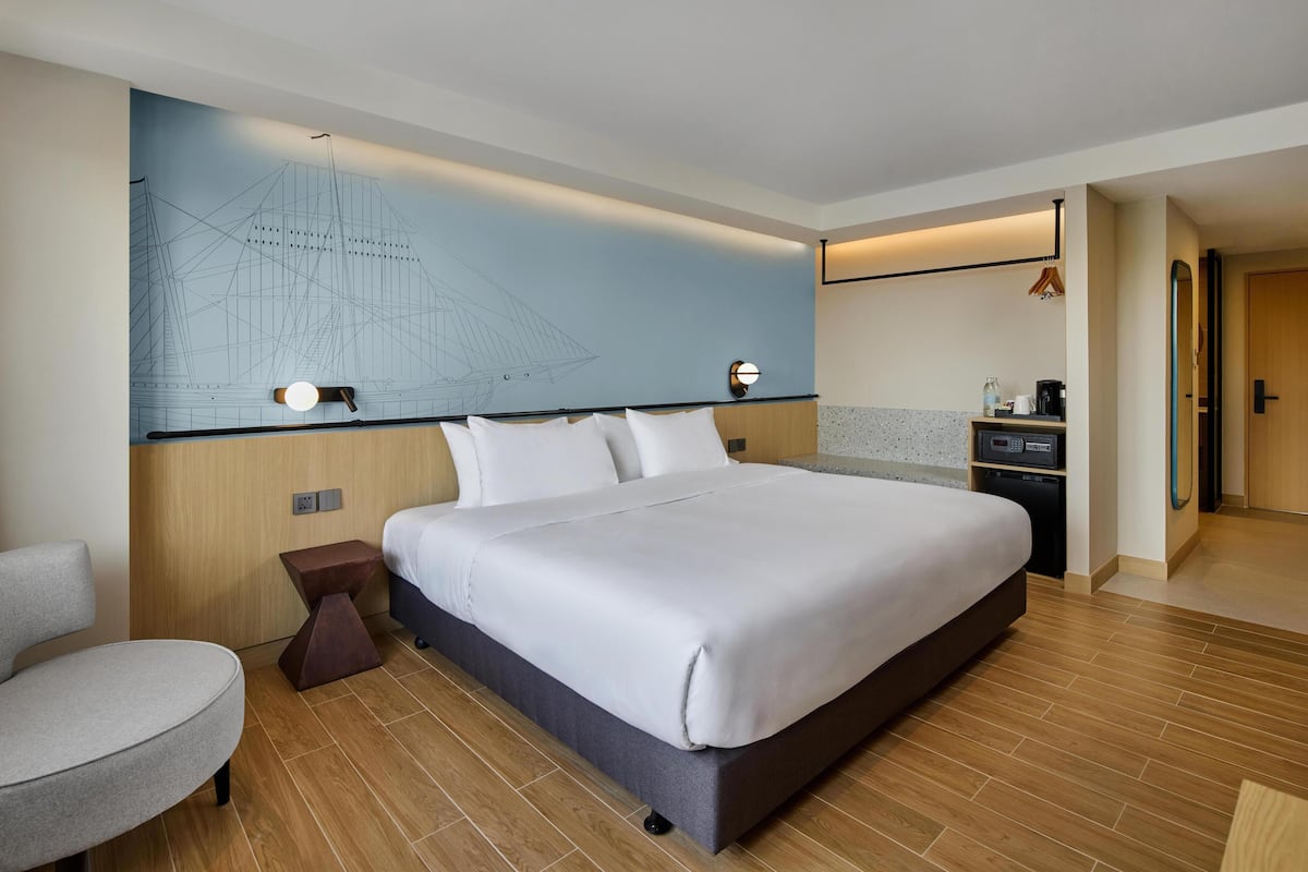 Superior Room, 1 King Bed, Non Smoking | Desk, iron/ironing board