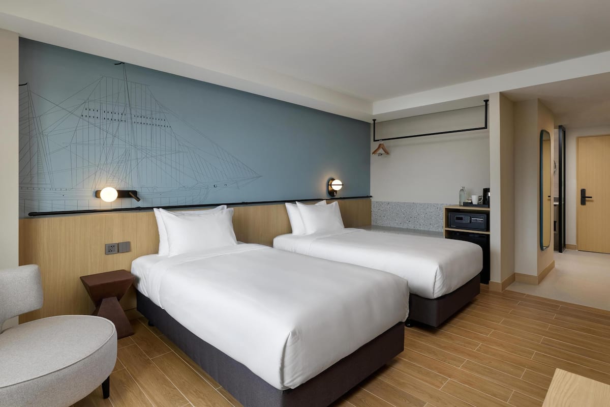 Superior Room, 2 Single Beds, Non Smoking | Desk, iron/ironing board