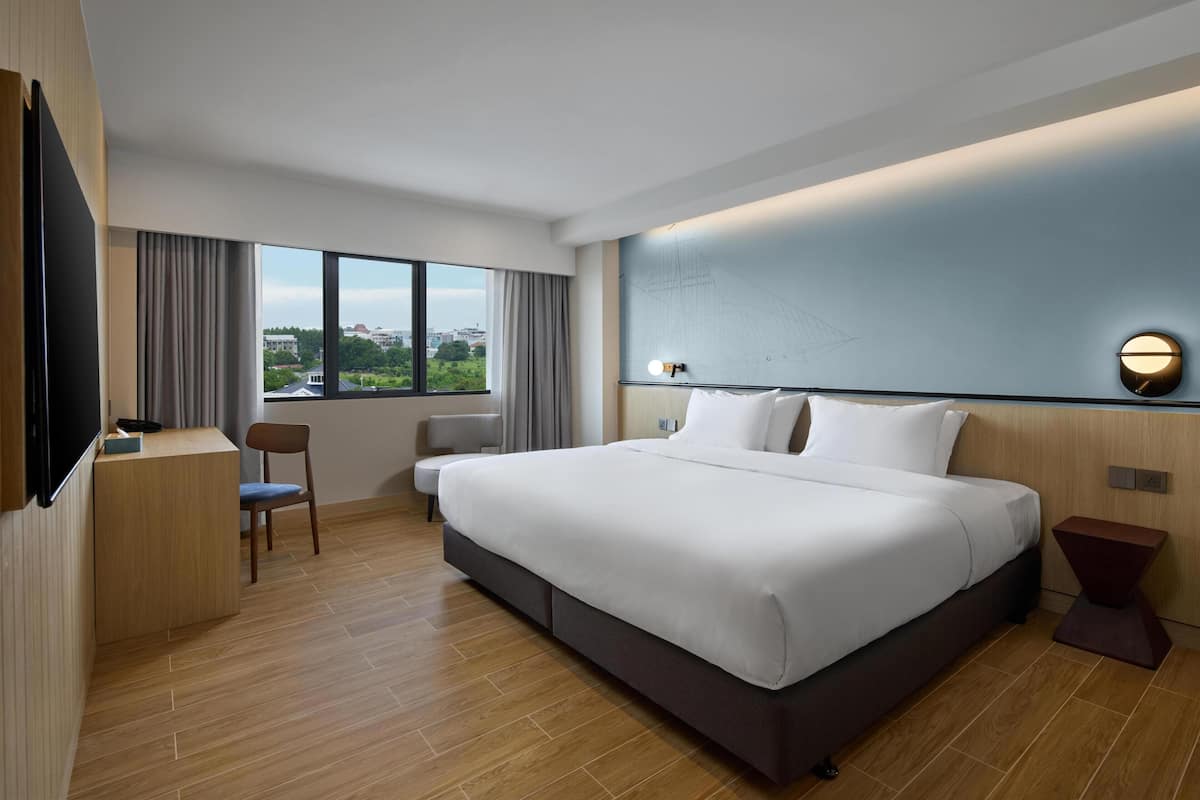 Superior Room, 1 King Bed, Non Smoking | Desk, iron/ironing board, free WiFi