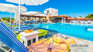 Kolam renang outdoor, dengan payung kolam renang dan kursi berjemur