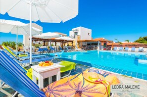 Piscine extérieure, parasols de plage, chaises longues