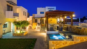 Un hôtel moderne doté d’une piscine, d’un espace extérieur aménagé et d’un patio couvert.