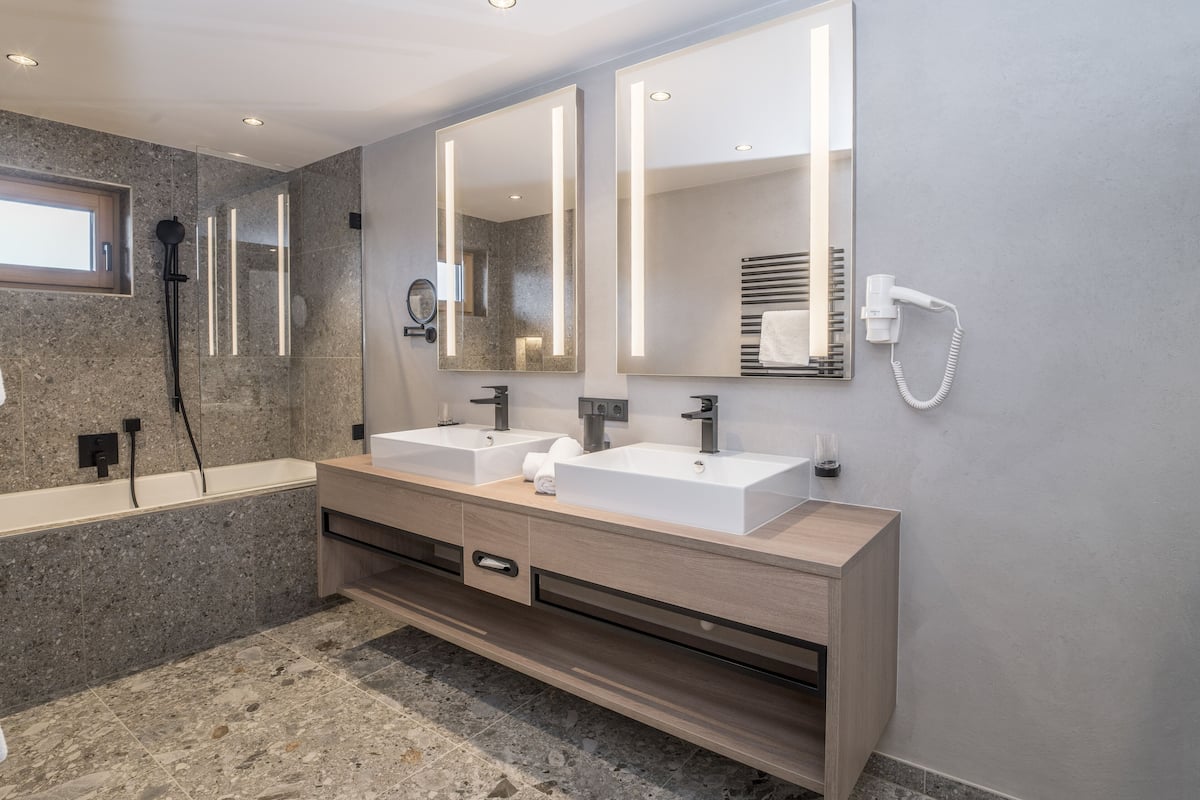 family suite deluxe | bathroom | eco-friendly toiletries, hair dryer, bathrobes, towels