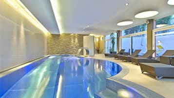 Indoor pool, sun loungers