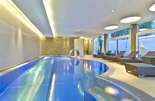 Piscina interna, espreguiçadeiras