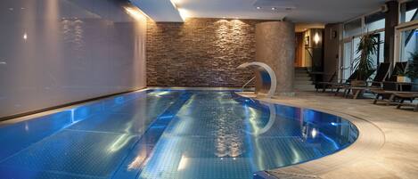 Indoor pool, pool loungers