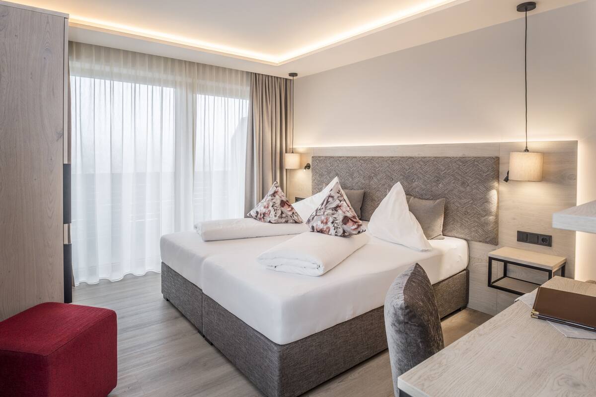 1 bedroom, hypo-allergenic bedding, in-room safe, soundproofing