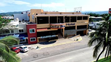 Un edificio de dos pisos con un letrero que dice 'Costa Brava Hotel'.