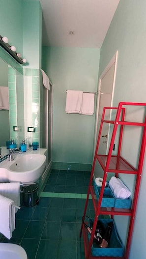 Double Room | Bathroom | Shower, hair dryer, bidet, towels - Anni 50 Bb (Rome)