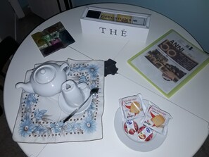 Petit déjeuner composé de spécialités régionales (5 EUR par personne)