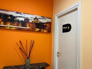 Triple Room | Peti besi dalam bilik, dihias secara berasingan, meja, kalis bunyi 