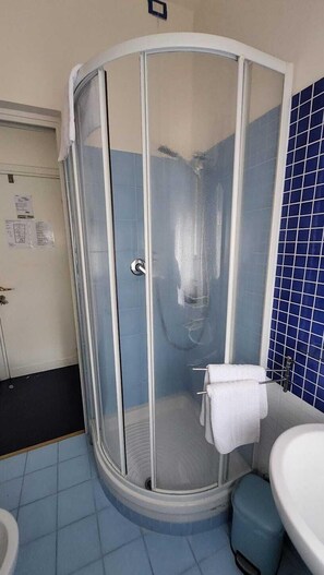 Single Room | Bathroom | Shower, hair dryer, bidet, towels - Anni 50 Bb (Rome)