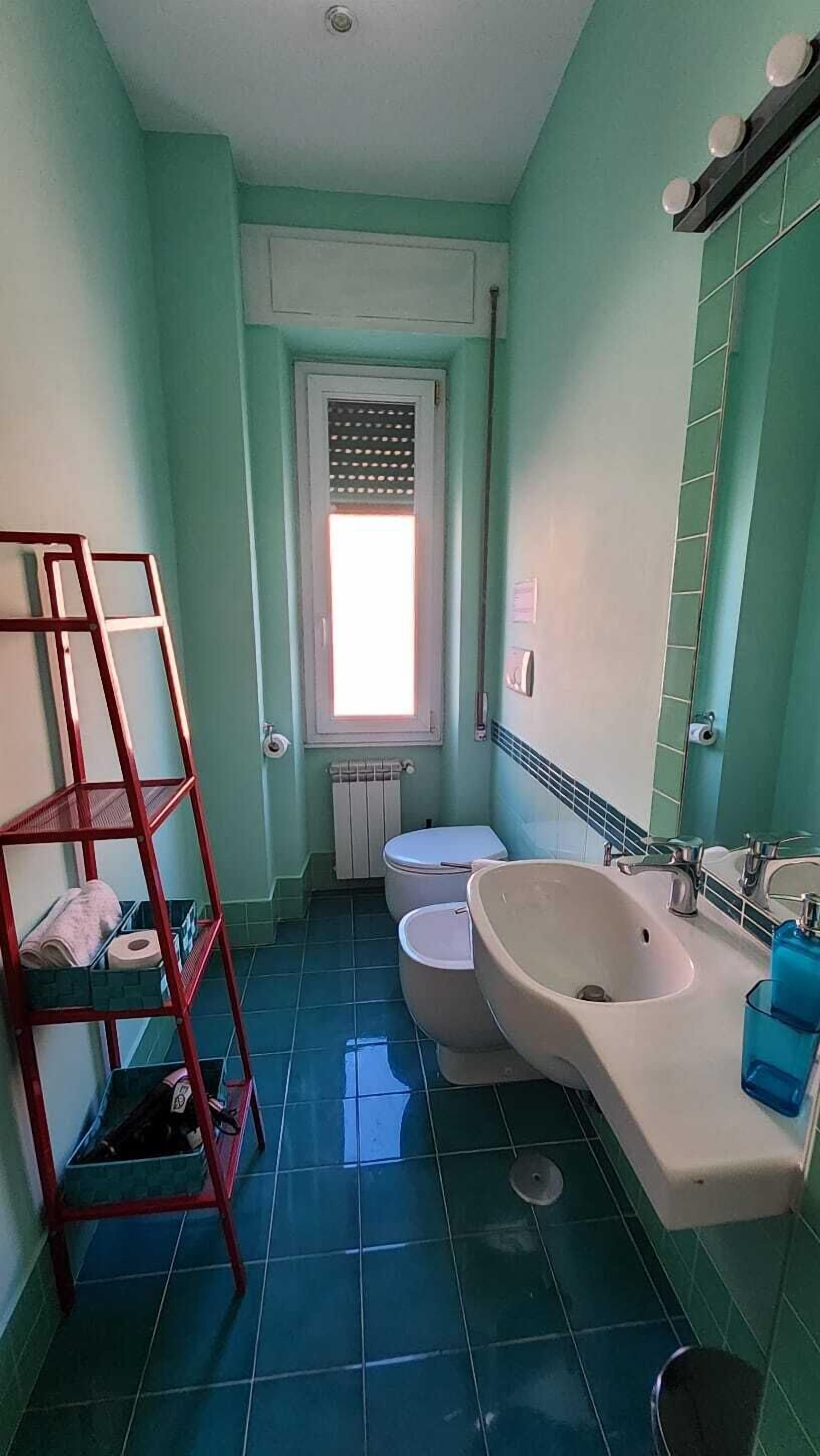 Dobbeltværelse | Badeværelse | Bruser, hårtørrer, bidet, håndklæder