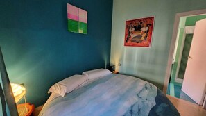 Double Room | Peti besi dalam bilik, dihias secara berasingan, meja, kalis bunyi 