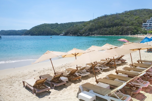Beach nearby, free beach shuttle, sun-loungers, beach umbrellas