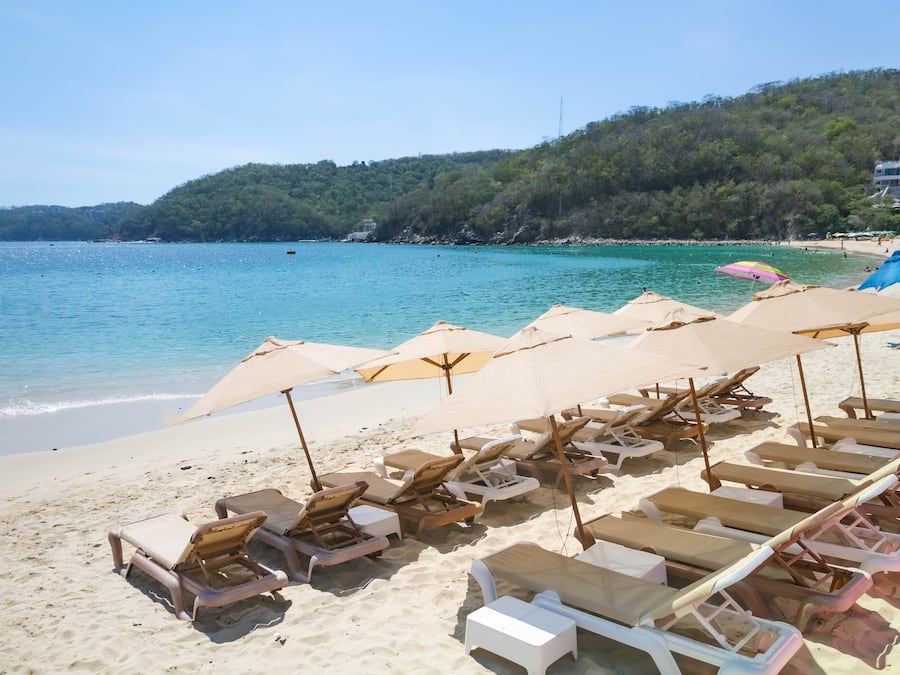 Beach nearby, free beach shuttle, sun-loungers, beach umbrellas