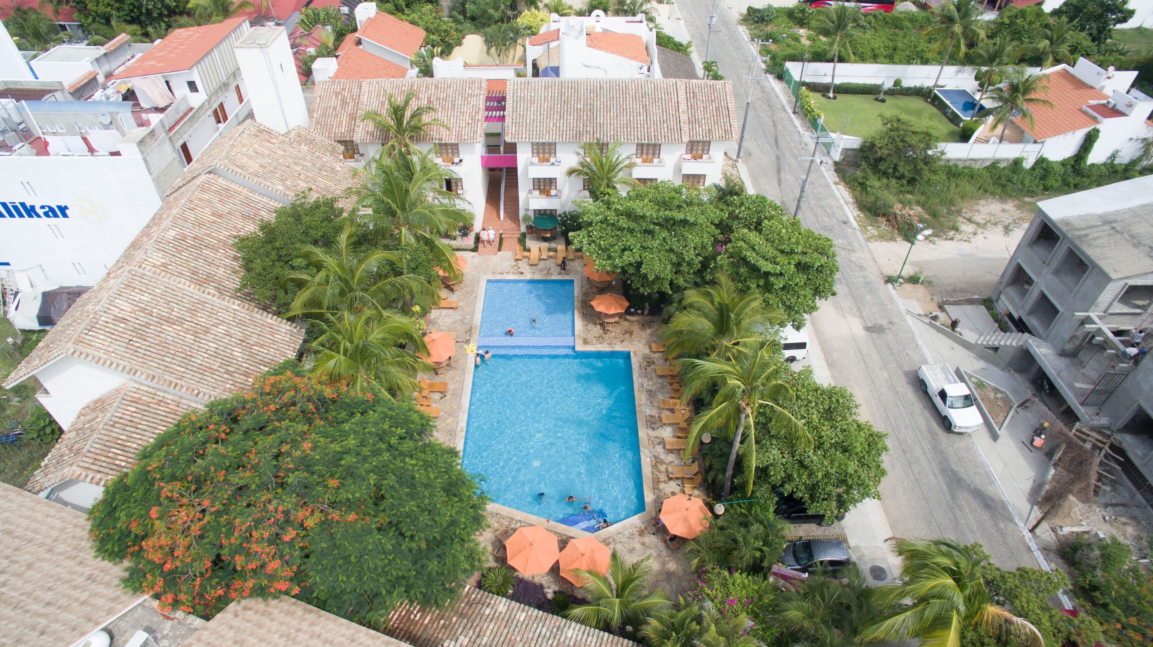 Alberca al aire libre, sombrillas en la alberca y camastros 