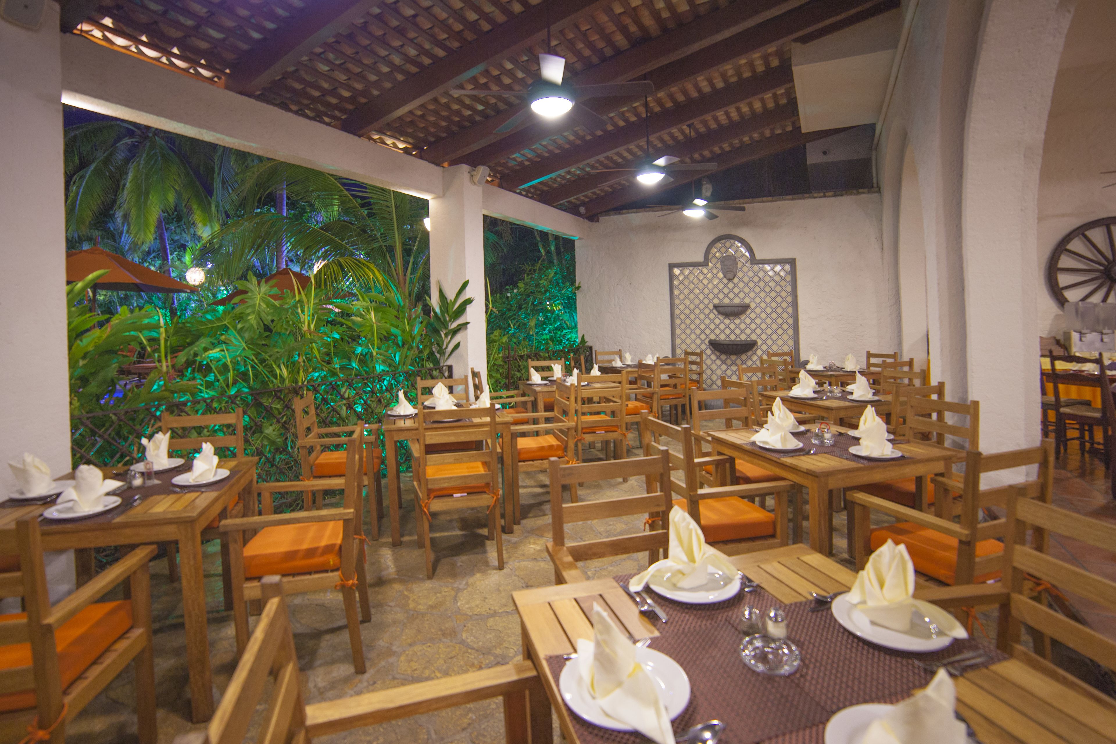 3 restaurants, breakfast, lunch, dinner served; international cuisine