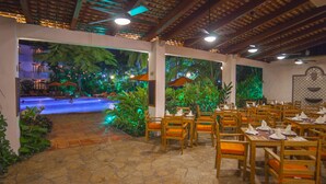 3 restoran; melayani sarapan, makan siang, dan makan malam
