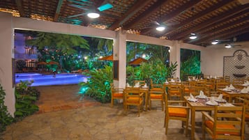 3 restaurants; breakfast, lunch, dinner and brunch served