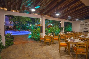 3 restaurants; breakfast, lunch, dinner, and brunch served