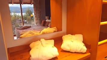 Suite, 1 cama de matrimonio grande | Servicios del cuarto de baño | Ducha y bañera combinadas, bañera de hidromasaje, secador de pelo y bidé