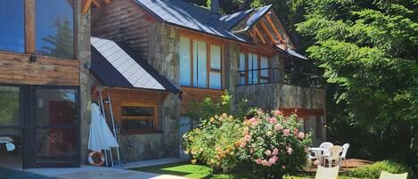 Alberca techada y alberca al aire libre