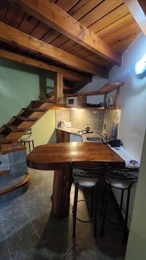 Dúplex, 1 cama King size | 1 habitación, caja de seguridad en la habitación y escritorio 