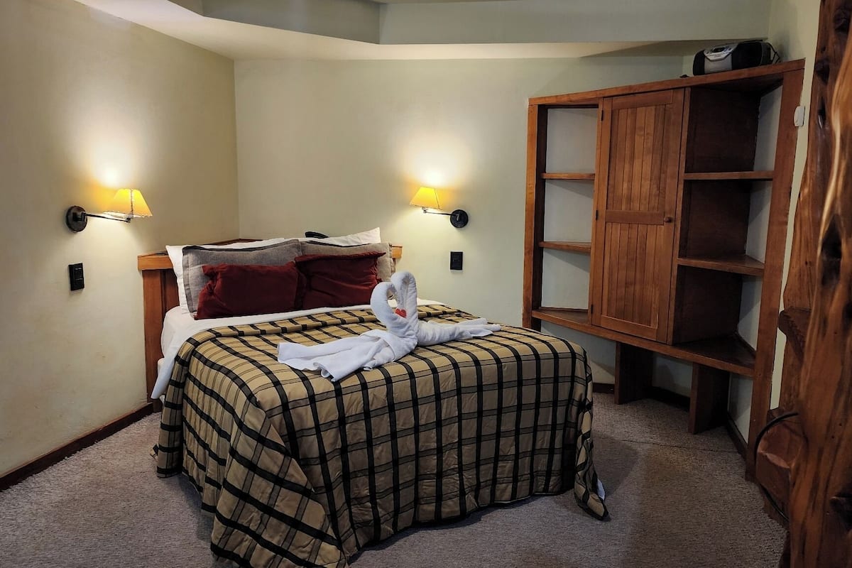 Ullakkohuoneisto | 1 makuuhuone, tallelokero huoneessa, työpöytä, ilmaiset vauvansängyt