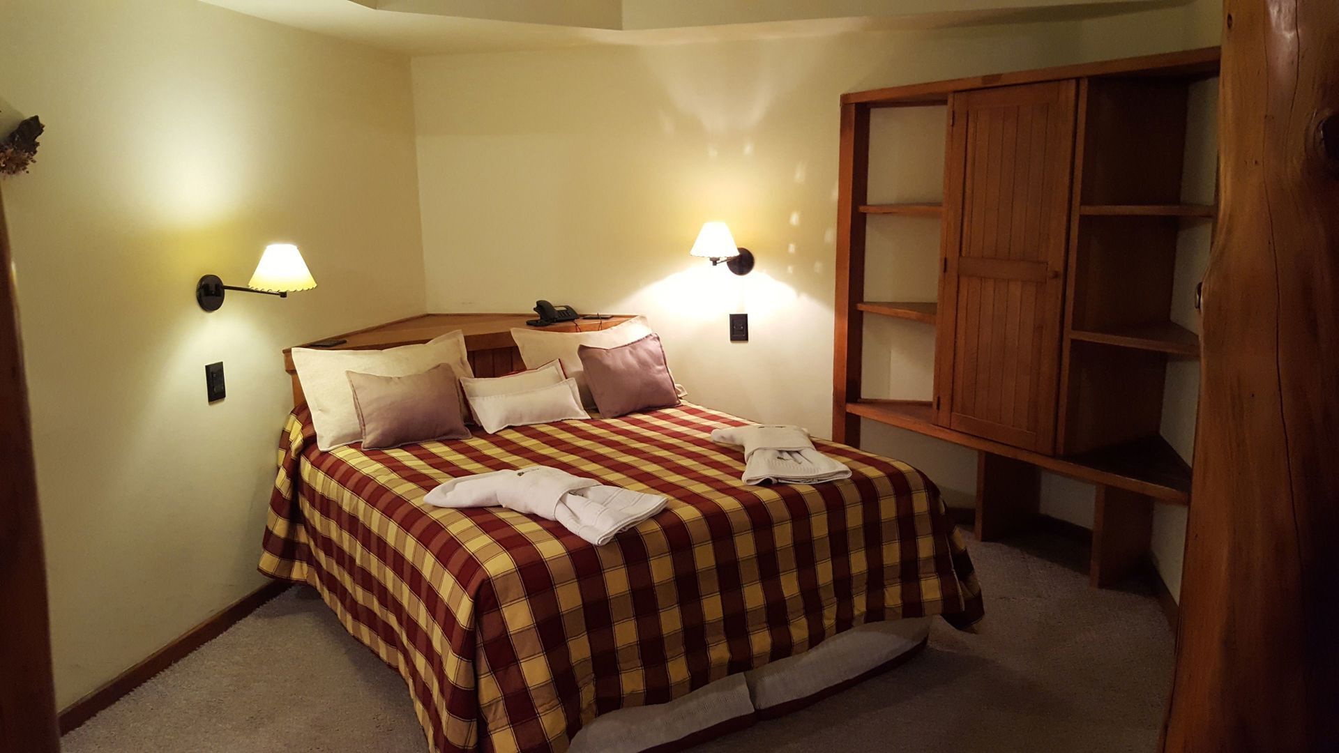 1 camera, una cassaforte in camera, una scrivania