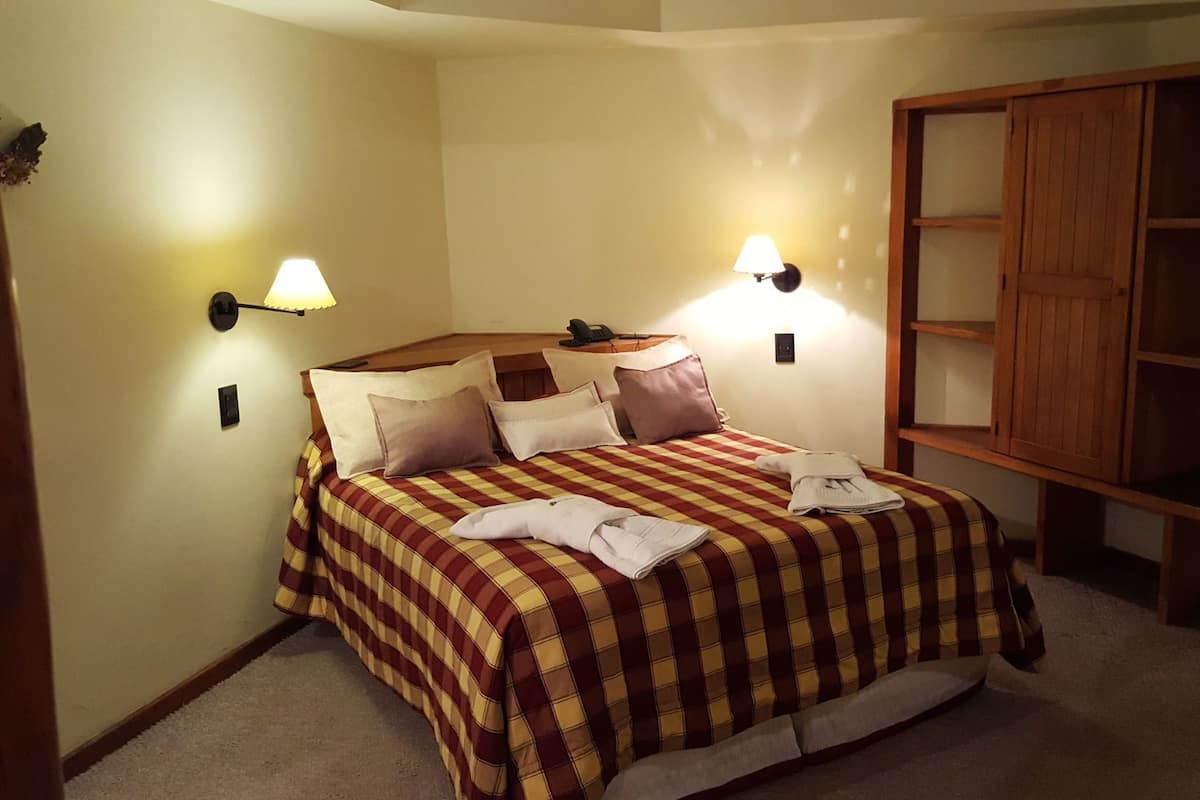 1 sovrum, värdeförvaringsskåp på rummet, skrivbord och gratis barnsängar