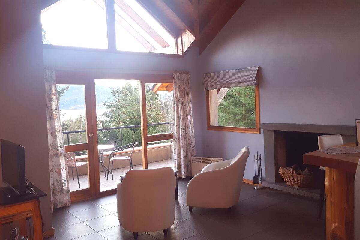 suite, 1 king bed | living area