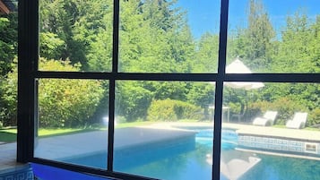 32-inch Smart TV with cable channels, heated floors