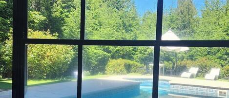 32-inch Smart TV with cable channels, heated floors