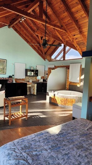 Suite, 1 cama King size | 1 habitación, caja de seguridad en la habitación y escritorio 