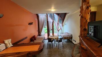 1 habitación, caja de seguridad en la habitación y escritorio