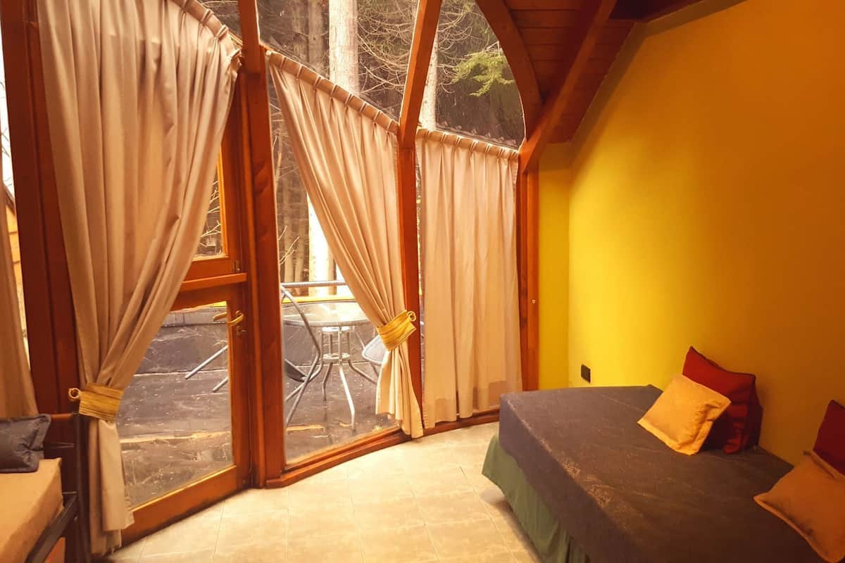 1 sovrum, värdeförvaringsskåp på rummet, skrivbord och gratis barnsängar