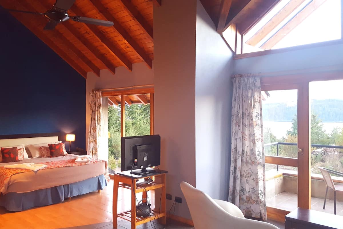 1 sovrum, värdeförvaringsskåp på rummet, skrivbord och gratis barnsängar