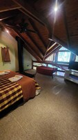 Una habitación con cama de altillo, escritorio y televisor.
