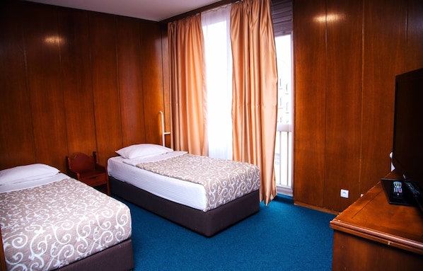 Suite familiar, varias camas | Escritorio, espacio para trabajar con laptop y cortinas blackout