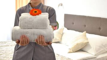 Dobbelt- eller tomannsrom – superior | Skrivebord, skrivebord for bærbar PC og blendingsgardiner