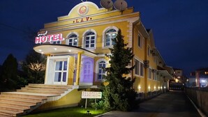 A hotel with a sign indicating a parking area. - Hotel Lav (Belgrade)
