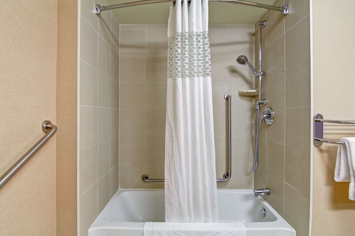 combined shower/bathtub, hydromassage showerhead, free toiletries