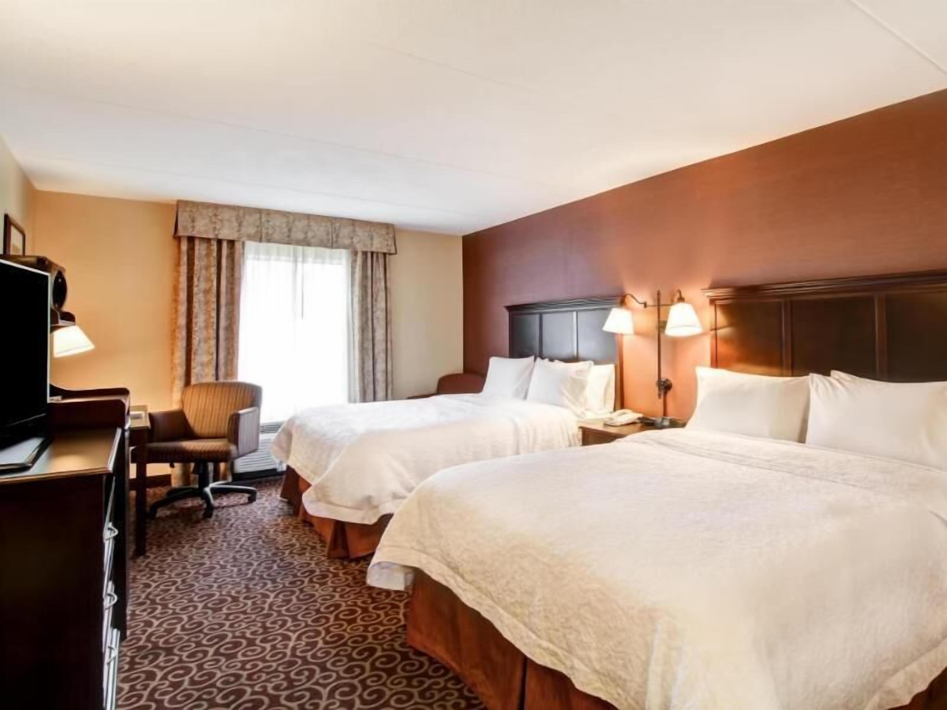 客房内保险箱、办公桌、熨斗/熨衣板、旅行婴儿床