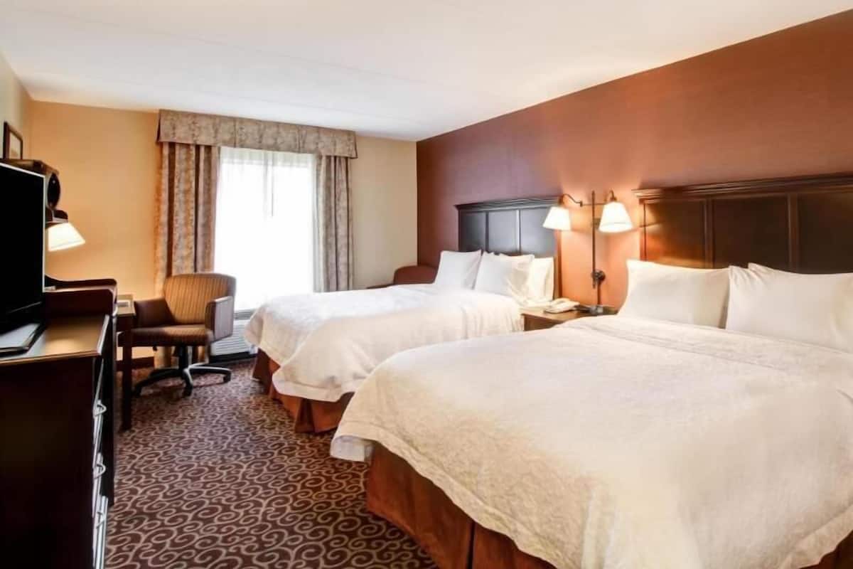 Coffres-forts dans les chambres, bureau, fer et planche à repasser