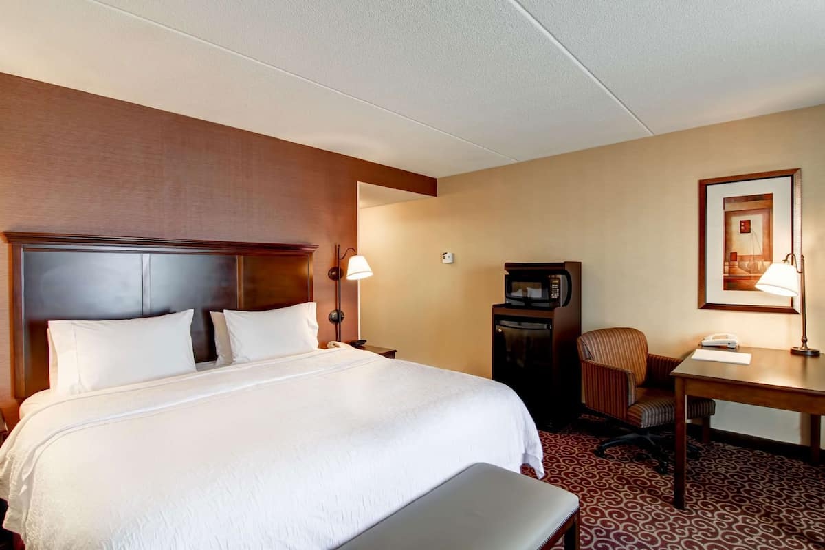 Coffres-forts dans les chambres, bureau, fer et planche à repasser