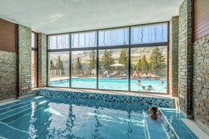 Seasonal outdoor pool, pool umbrellas, sun loungers - Pierre & Vacances Premium Flaine Les Terrasses d'Eos (Araches-la-Frasse)