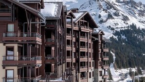 A multi-story hotel with balconies, set against a snowy mountain backdrop. - Pierre & Vacances Premium Flaine Les Terrasses d'Eos (Araches-la-Frasse)