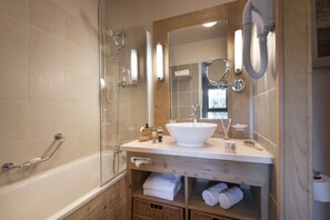 Appartement 6 personnes - 2 chambres - Balcon - Vue montagne | Bathroom | Bathtub, eco-friendly toiletries, hair dryer, towels