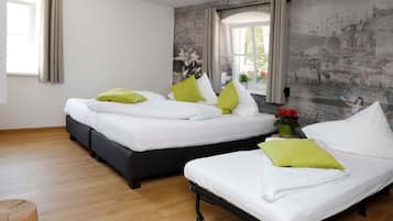 Appartamento Standard (2 Persons) | Materassi Select Comfort, una scrivania, ferro/asse da stiro